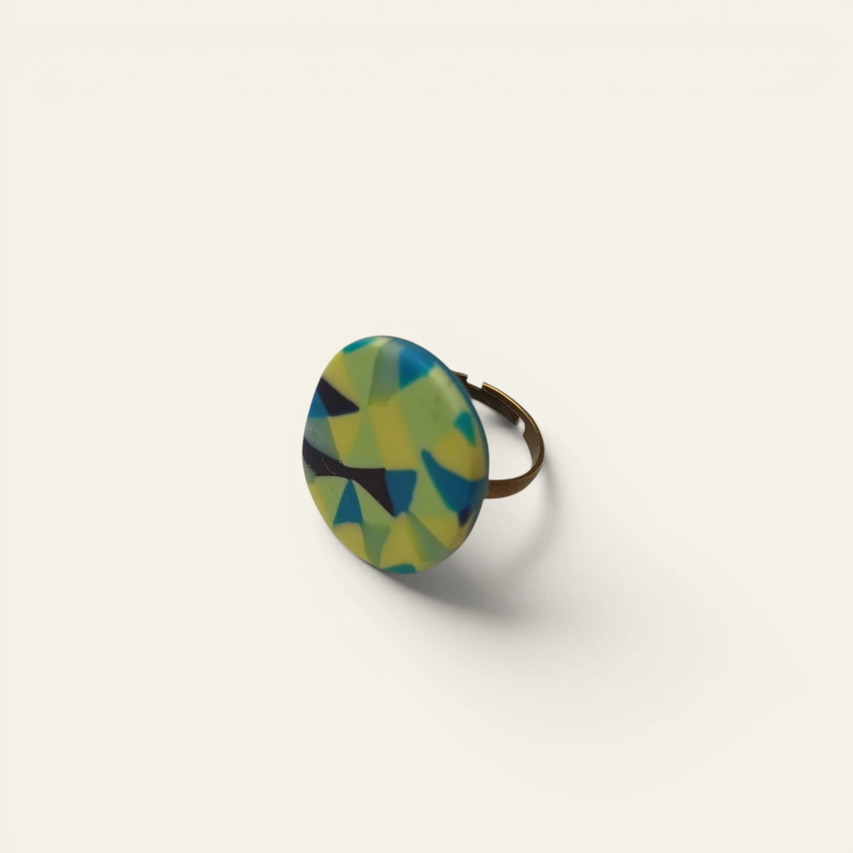 Anillo artesanal Paradoja en arcilla polimérica con patrón geométrico — Detalles Únicos